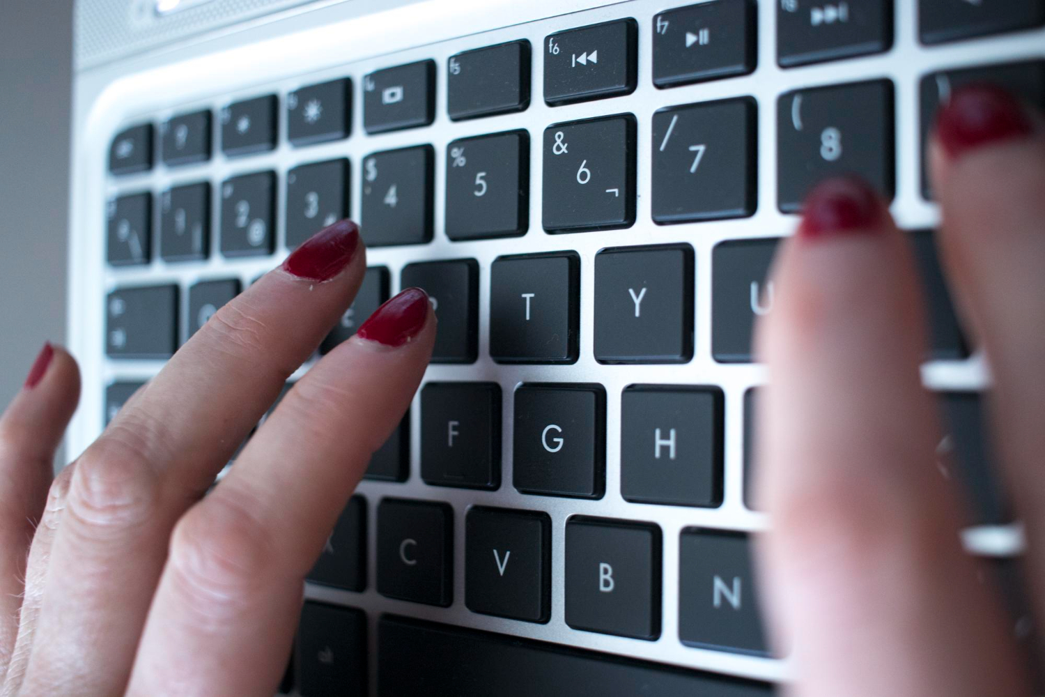 Escrita eficiente: personalize o teclado, ganhe velocidade e mantenha correções sob controlo